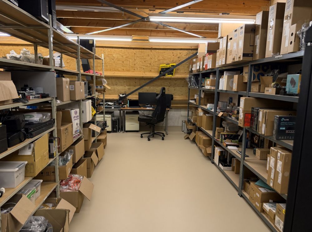 Ons magazijn met netwerkapparatuur en voorraad