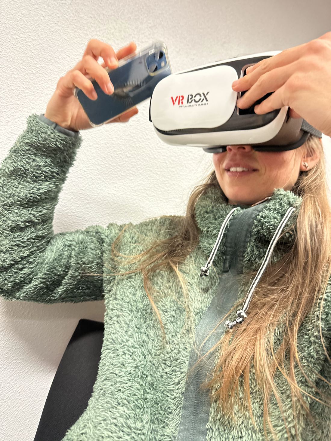 Een collega test een VR-bril op kantoor